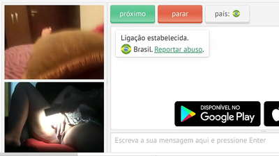 Tromper pendant que le mari travaille, une femme sexy montre sa chatte à des étrangers