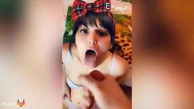 Une lycéenne reçoit son premier sperme dans la bouche de la part d'un camarade de classe.